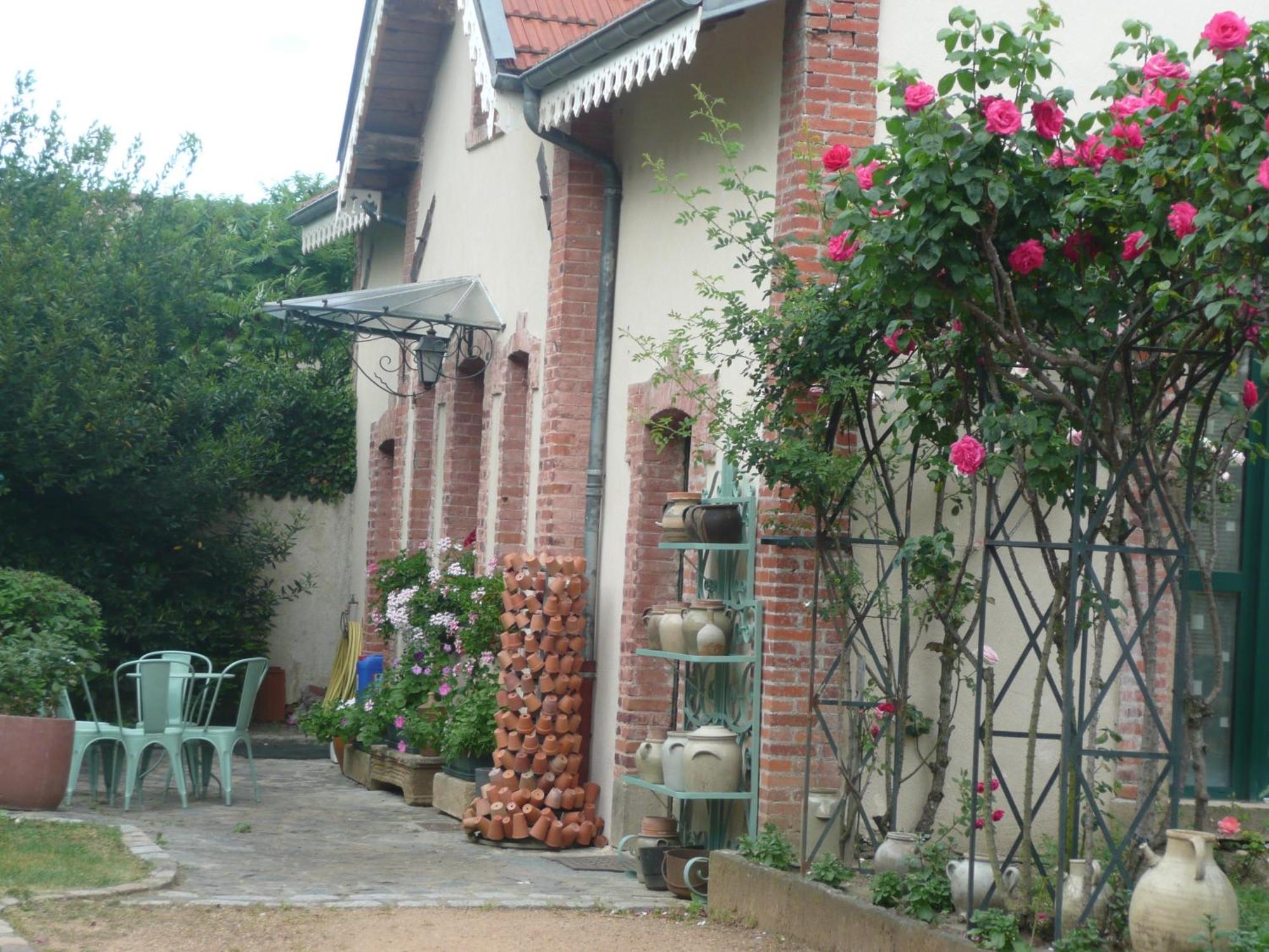 Au Fond De La Cour Bed & Breakfast Veyre-Monton Exterior foto