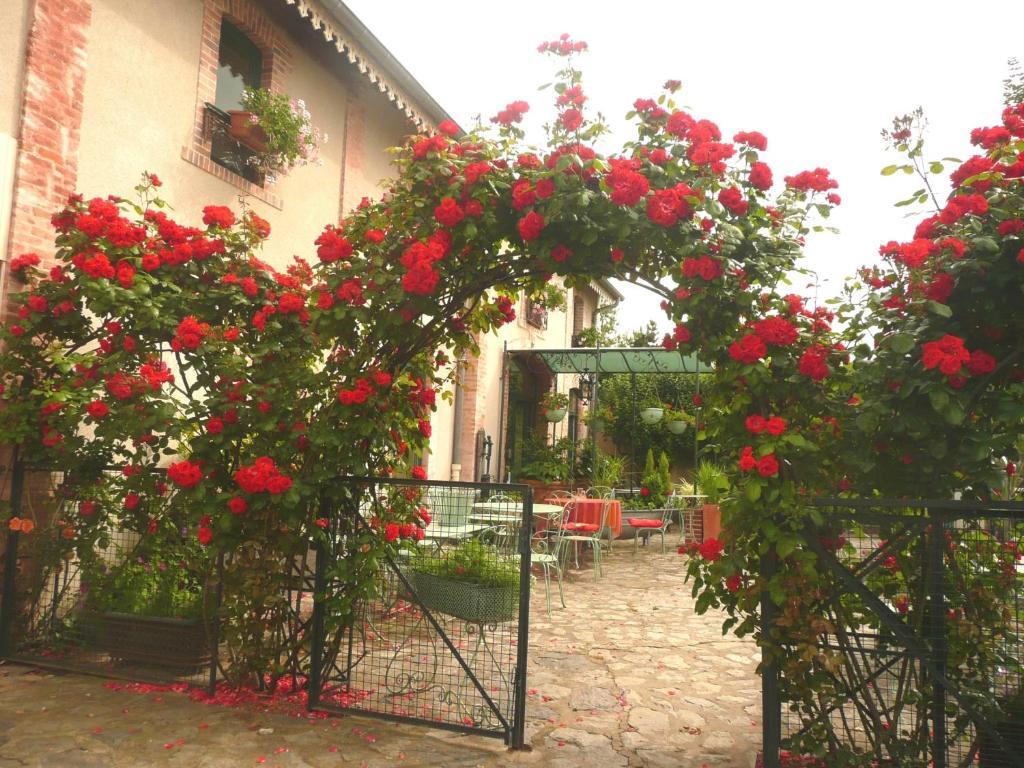 Au Fond De La Cour Bed & Breakfast Veyre-Monton Exterior foto